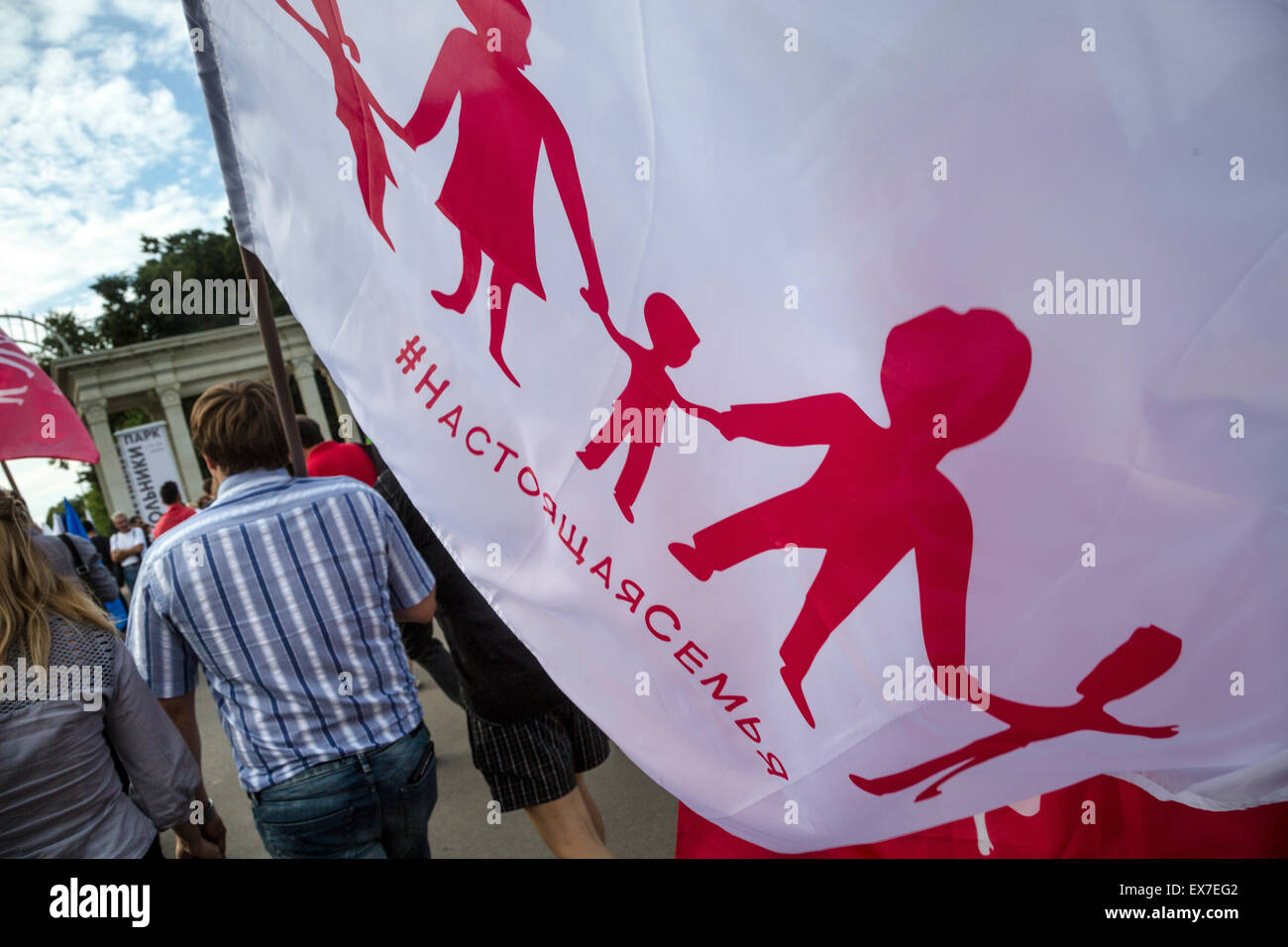 Moscou, Russie. 8 juillet, 2015. Parti politique Russie unie a présenté 'Straight' drapeau en l'honneur de la famille traditionnelle au cours de la célébration de la Journée de la famille, l'amour et la fidélité à Moscou Crédit : Nikolay Vinokourov/Alamy Live News Banque D'Images