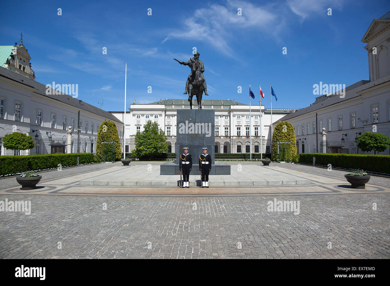 Pologne, Varsovie, la vieille ville, le Palais Radziwill Krakowskie Przedmiescie, Résidence présidentielle avec les gardiens en face d'une statue d'Jalzef Prince Poniatowski. Banque D'Images