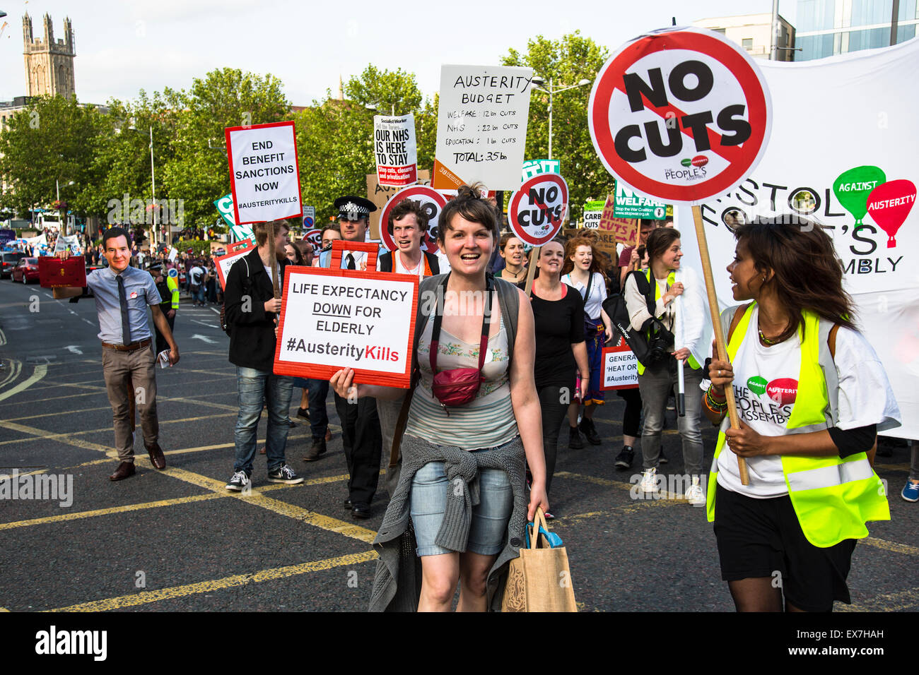 Des centaines de manifestants anti-austérité a répondu au gouvernement conservateur par la tenue d'un budget en protestation à l'emporte-pièce dans le centre de Bristol. Les manifestants, qui ont défilé dans la ville faisant semblant de mourir à divers endroits, dire la protestation symbolisaient les décès causés par les compressions gouvernementales. Bristol, Royaume-Uni. 8e juillet 2015. Banque D'Images