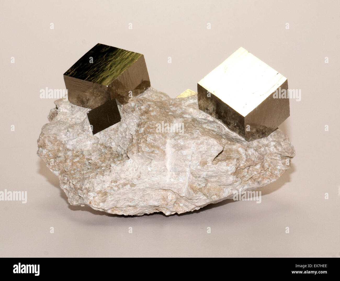 La pyrite de fer dans la matrice à cristaux cubiques Banque D'Images