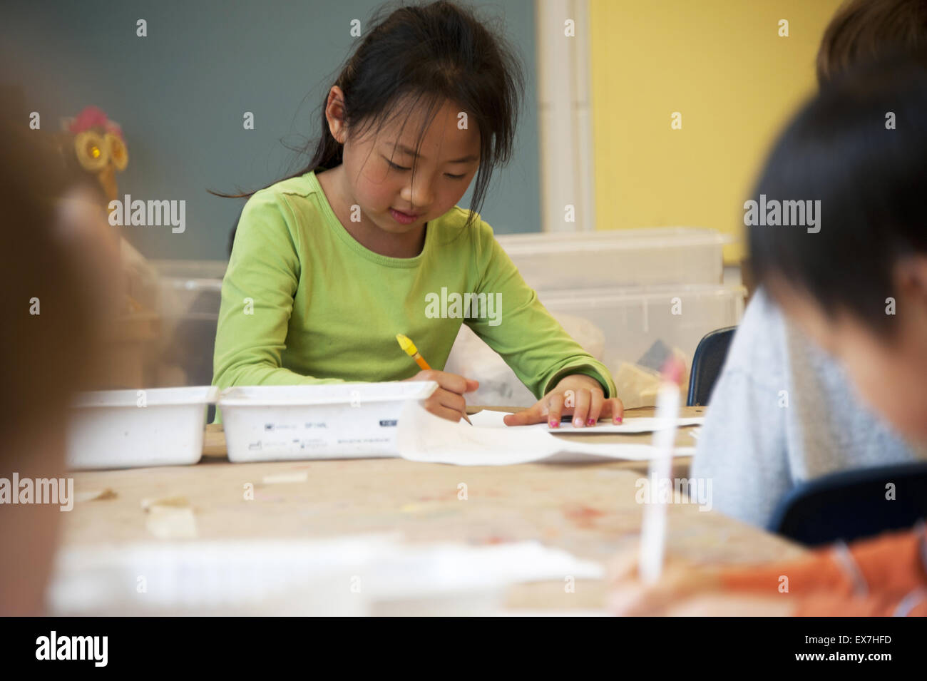 Minorité asiatique étudiant travaillant dans une salle de classe dans la région métropolitaine, Atlanta, Géorgie. Banque D'Images