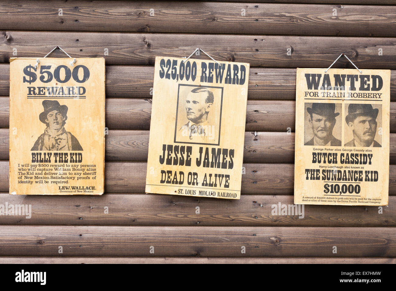Affiches Reproduction épinglé à un mur d'un western-style log cabin - Butch Cassidy, Sundance Kid, Jesses James et Billy Ki Banque D'Images