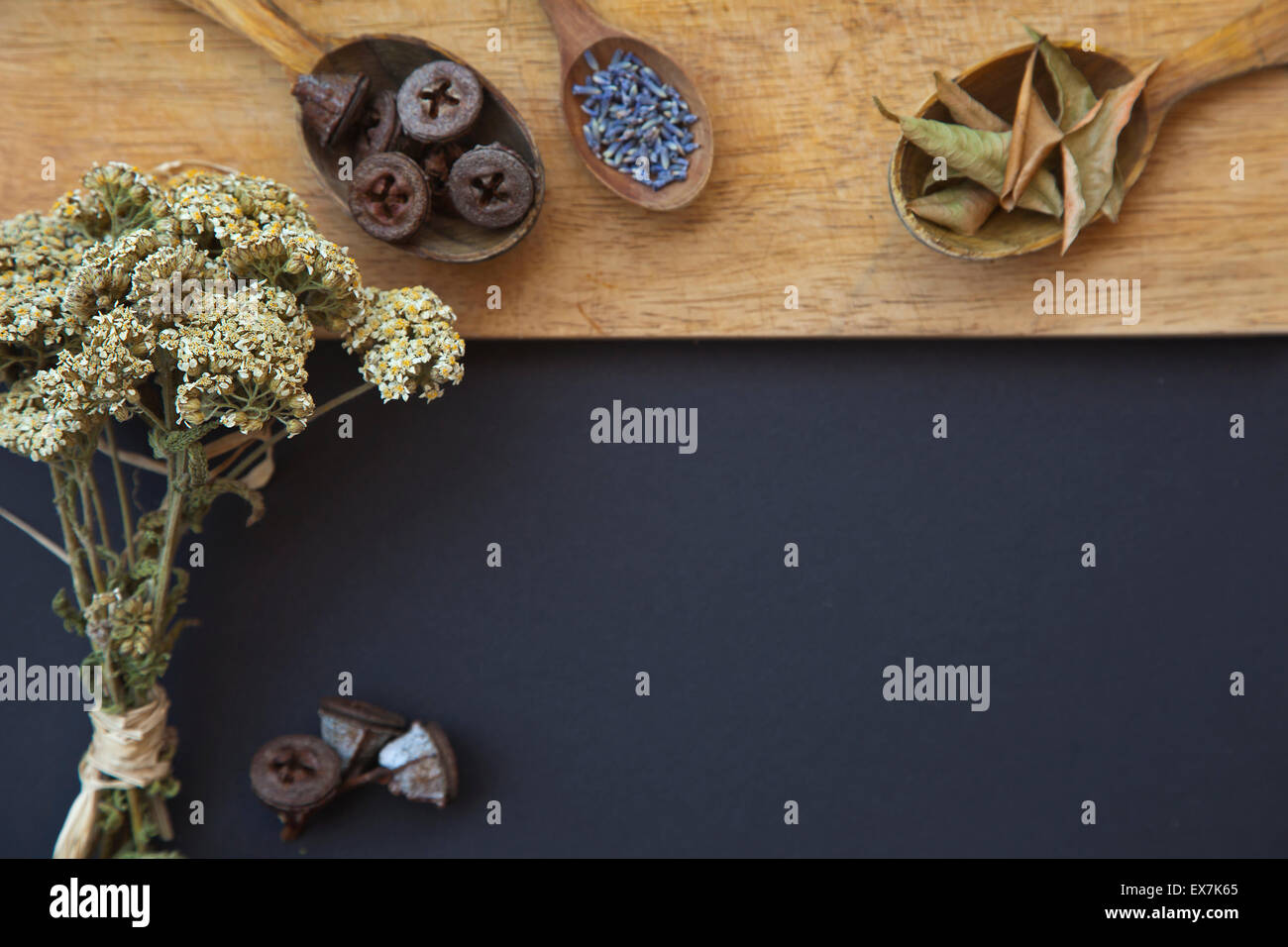 Arrière-plan de cuisine avec copie espace, vieille planche à découper en bois foncé noir et surface de la table. Arrière-plan de menu Restaurant Banque D'Images