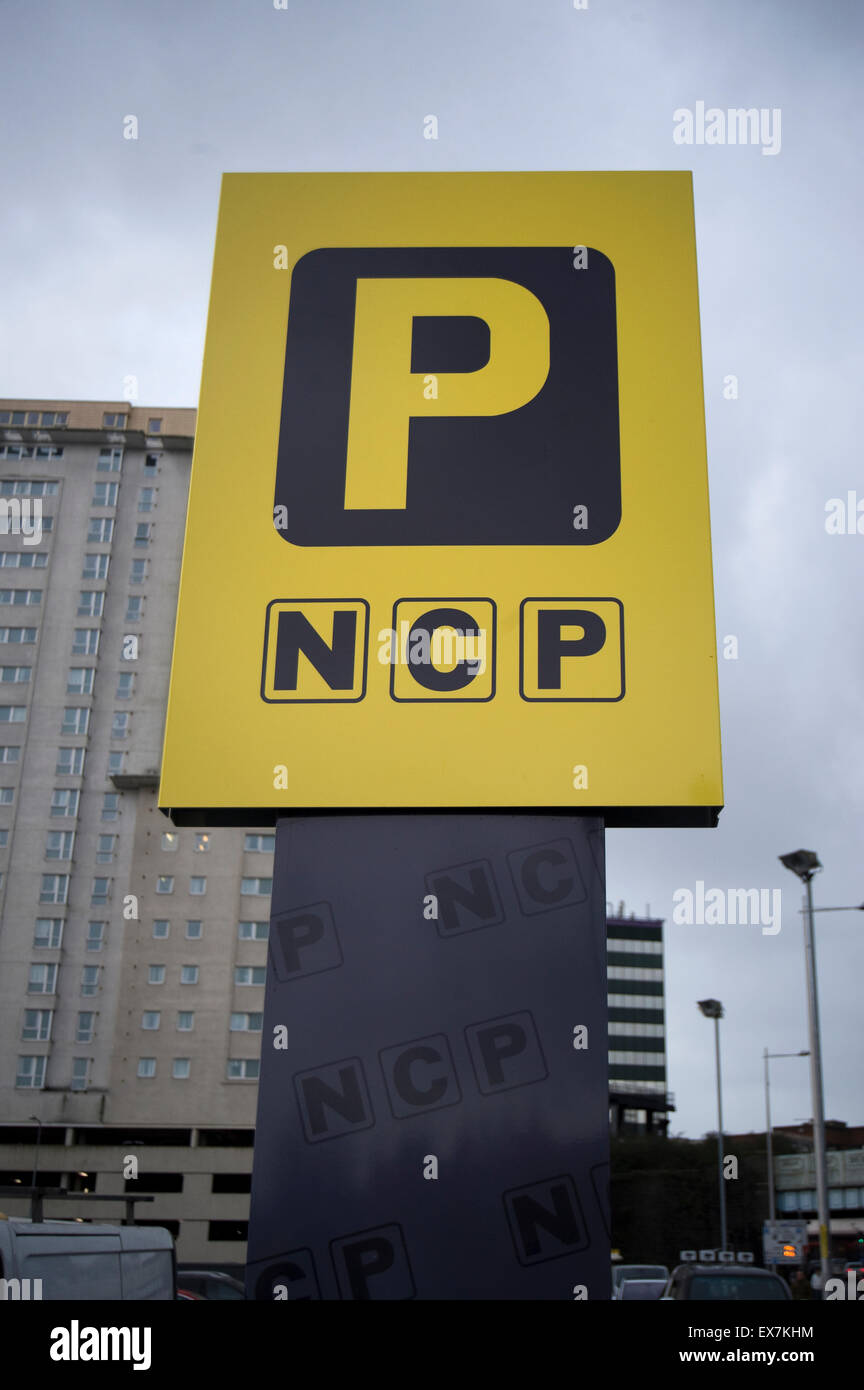 Cardiff, Wales, UK. Grand parking NCP jaune signer contre un ciel maussade. © Becky Matthews Banque D'Images