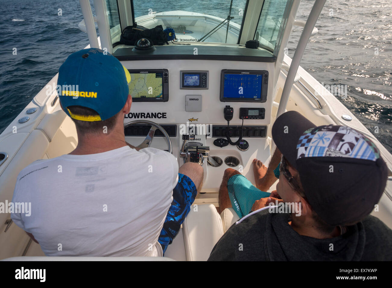 Sortie en mer avec des amis. Le bateau modèle utilisé ici est un Boston Whaler 320 outrage. Banque D'Images