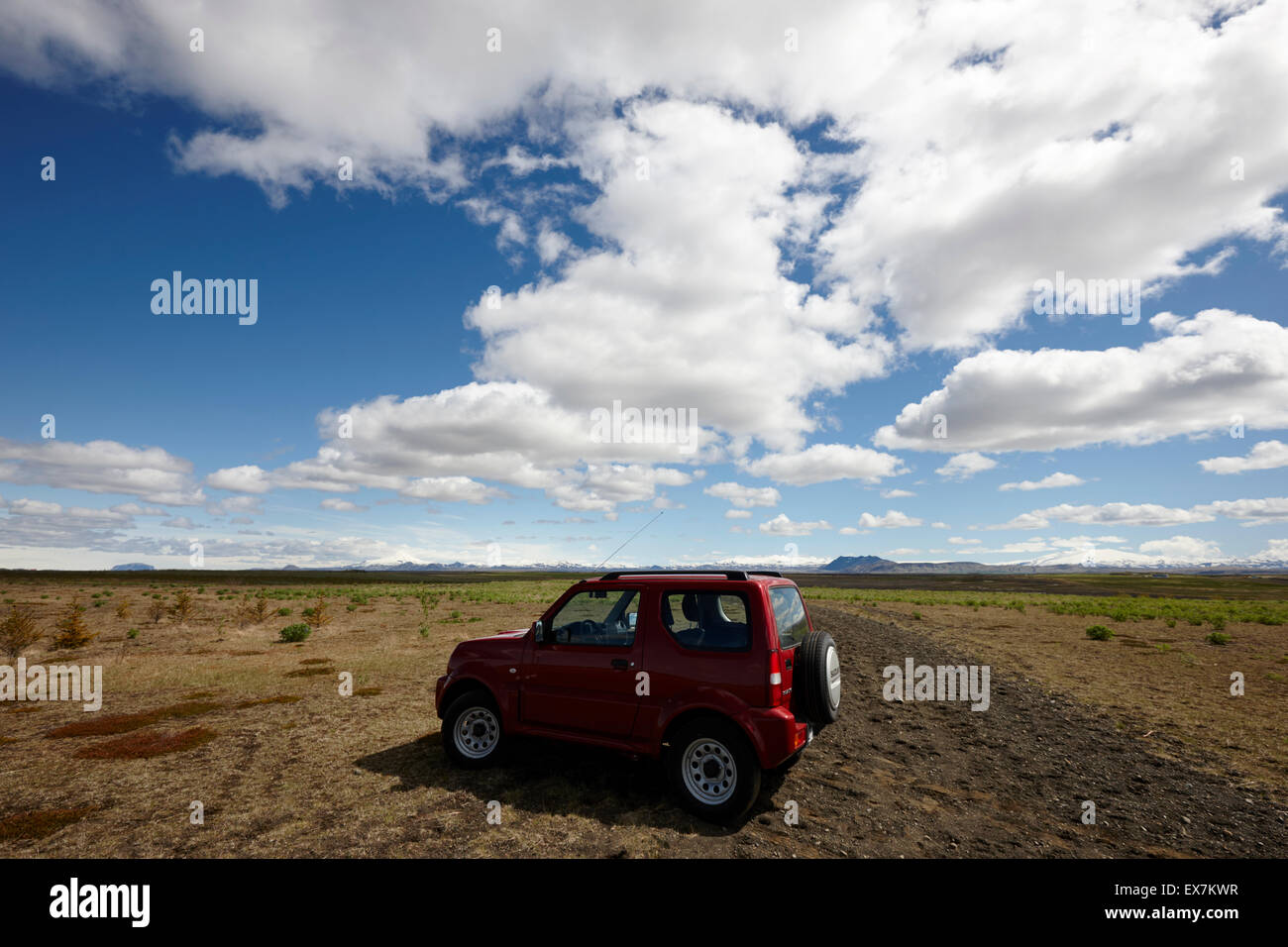 Petit jimny jeep suzuki voiture rouler hors route dans les champs en Islande Banque D'Images