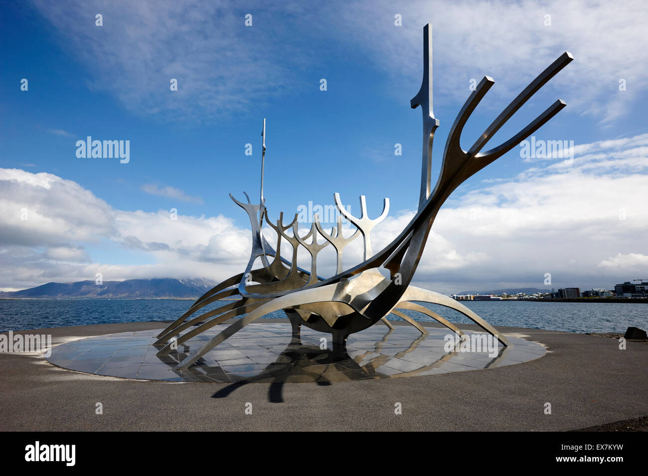 Solfarid le soleil voyager bateau viking sculpture sur front de Reykjavik en Islande Banque D'Images