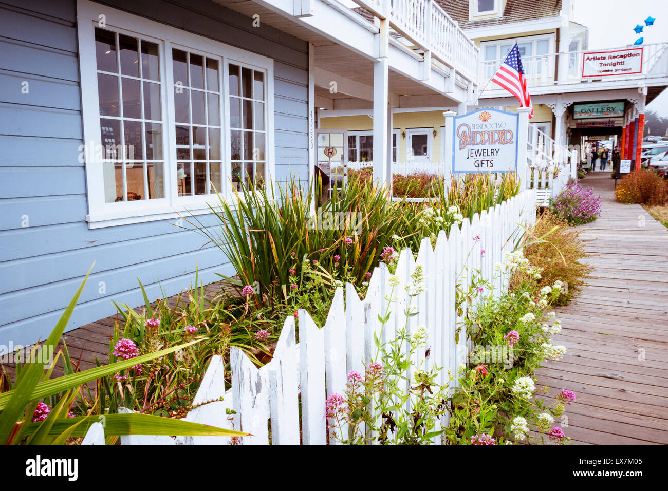 Galeries et boutiques d'artisanat avec clôture blanche sur la pittoresque rue principale au centre-ville de Mendocino, Californie Banque D'Images