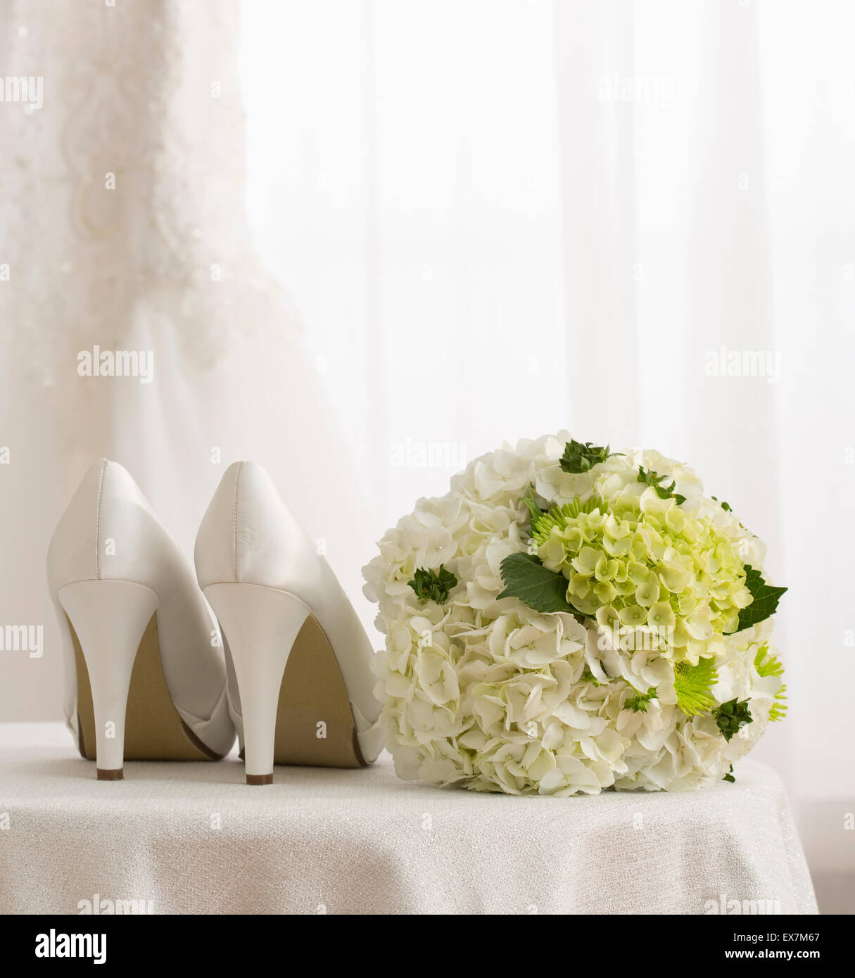 Robe blanche chaussures et bouquet Banque D'Images