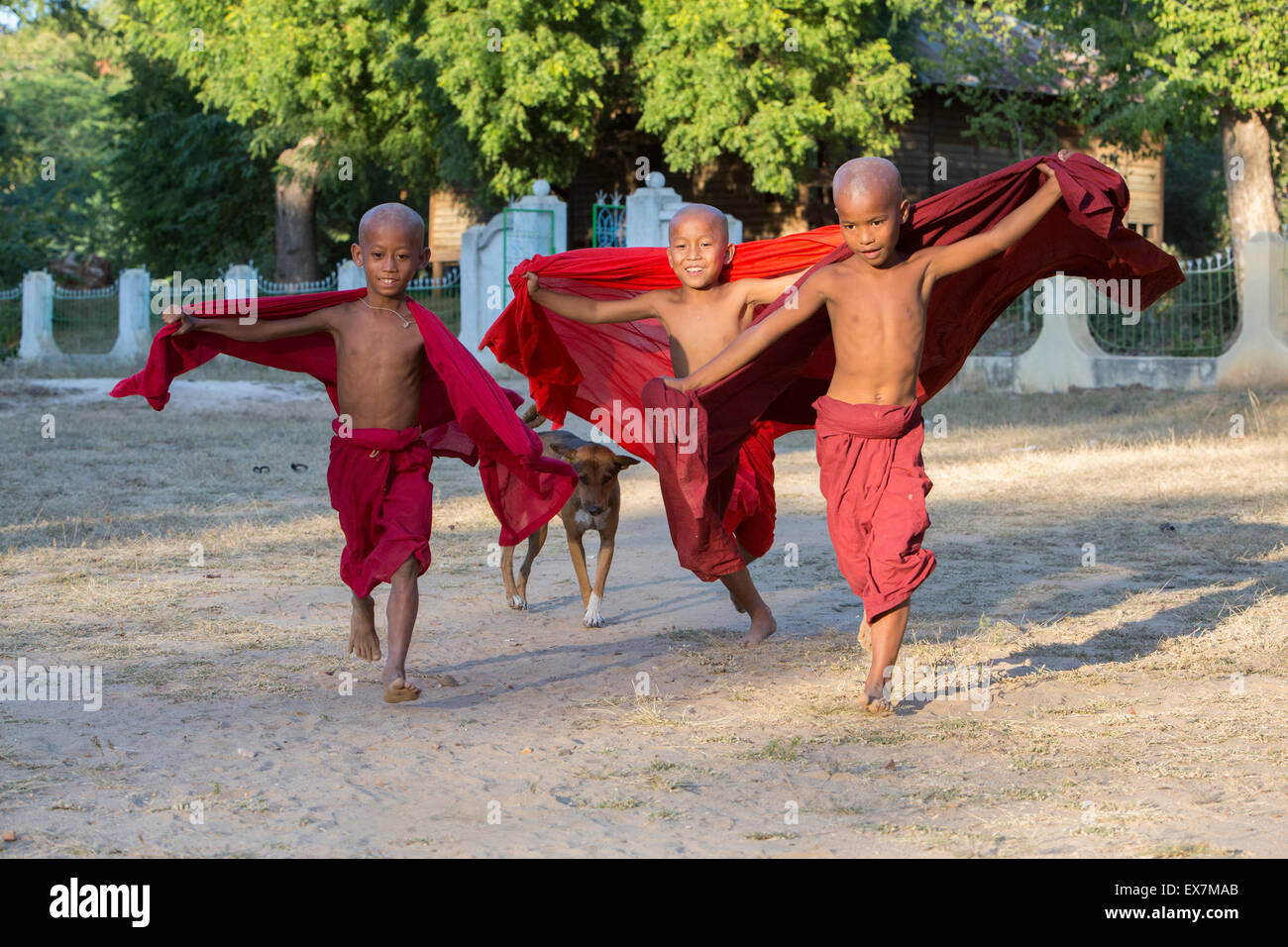 Les moines novices plaing à chape Salay Soun Kyaung monastère Taw Gyi Banque D'Images
