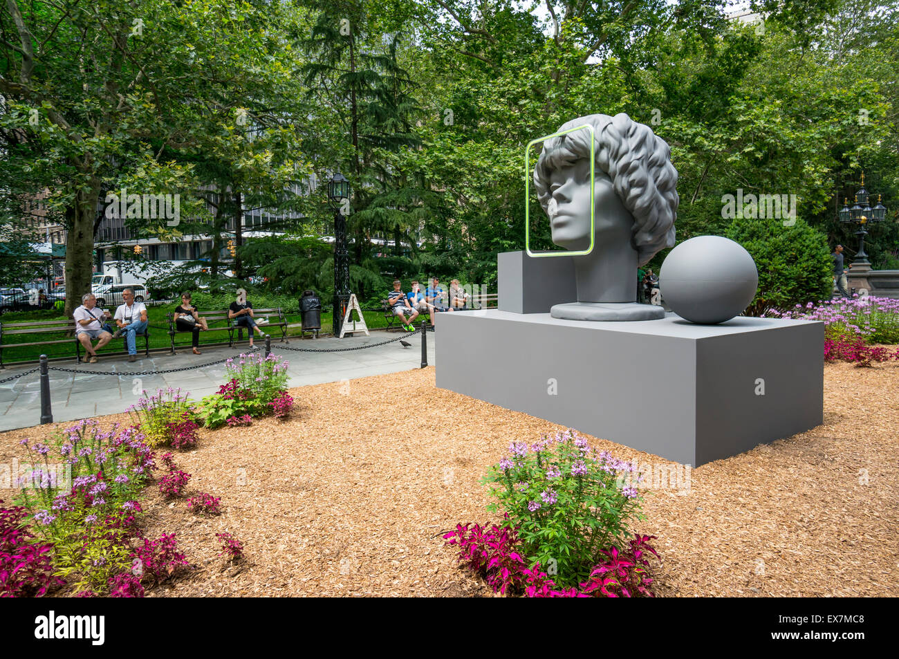 Amanda Ross-Ho, une sculpture moderne, "le caractère et la forme d'Enseignes Lumineuses choses (reconnaissance faciale)' City Hall Park Banque D'Images