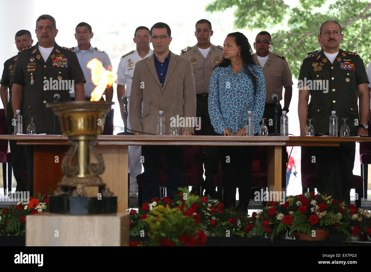 Caracas, Venezuela. 8 juillet, 2015. Le Vice-président vénézuélien Jorge Arreaza centre (L) participe à une cérémonie commémorant le 40e anniversaire de l'obtention du diplôme de fin du président Hugo Chavez de l'Académie militaire, avec la fille de Chavez, Rosa Virginia Chavez centre (R), à Caracas, Venezuela, le 8 juillet 2015. Le Vice-président vénézuélien Jorge Arreaza a pris part à la cérémonie le mercredi et a souligné l'importance de l'alliance civique-militaire semée par Chavez, selon la presse locale. Credit : Gregorio Teran/AVN/Xinhua/Alamy Live News Banque D'Images