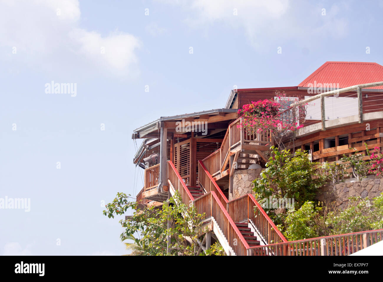 Un bâtiment du célèbre hôtel Eden Rock St Barth en quartzite, intégré dans un bluff Banque D'Images