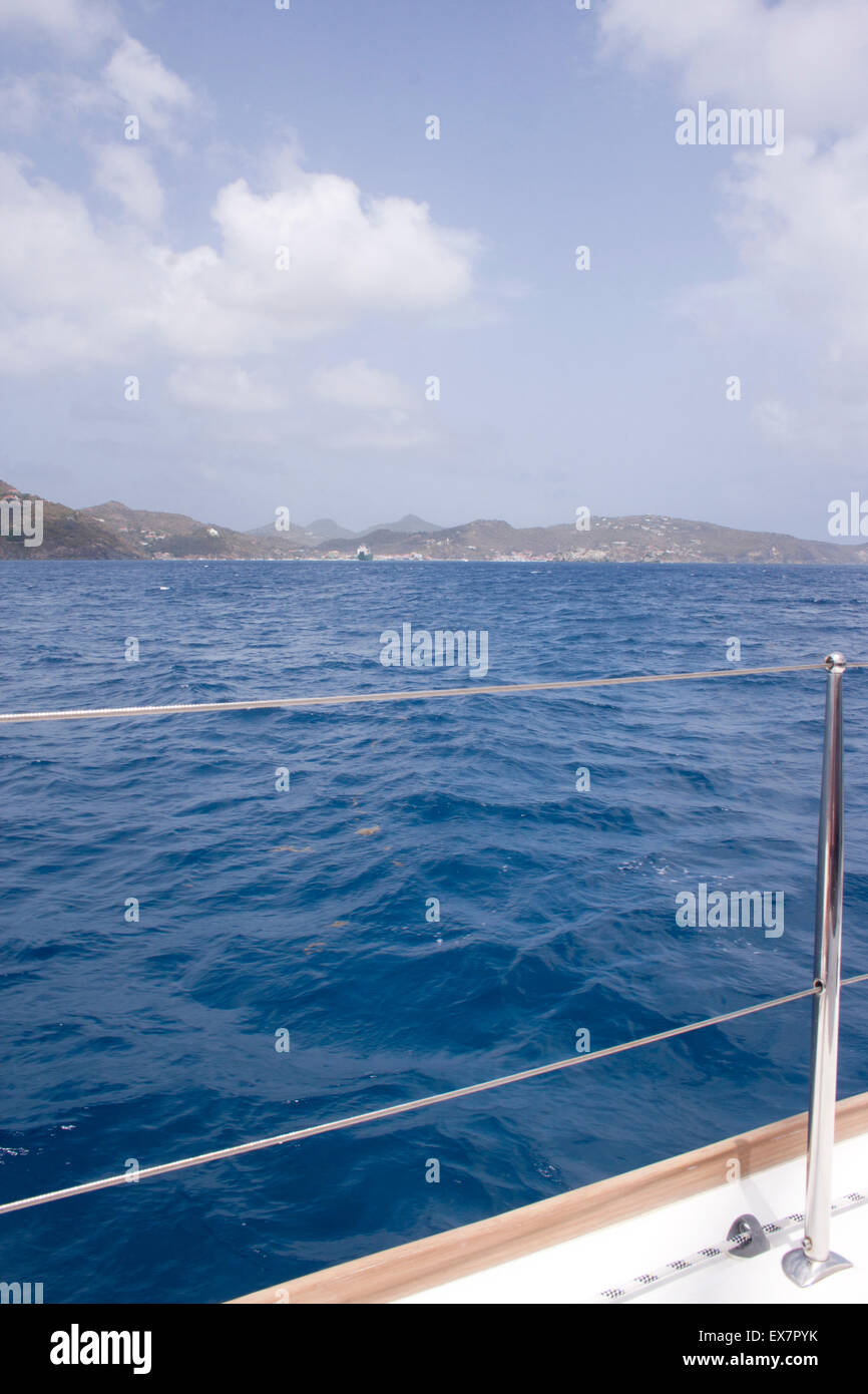 L'île de Saint Barth vue d'un voilier de luxe Banque D'Images