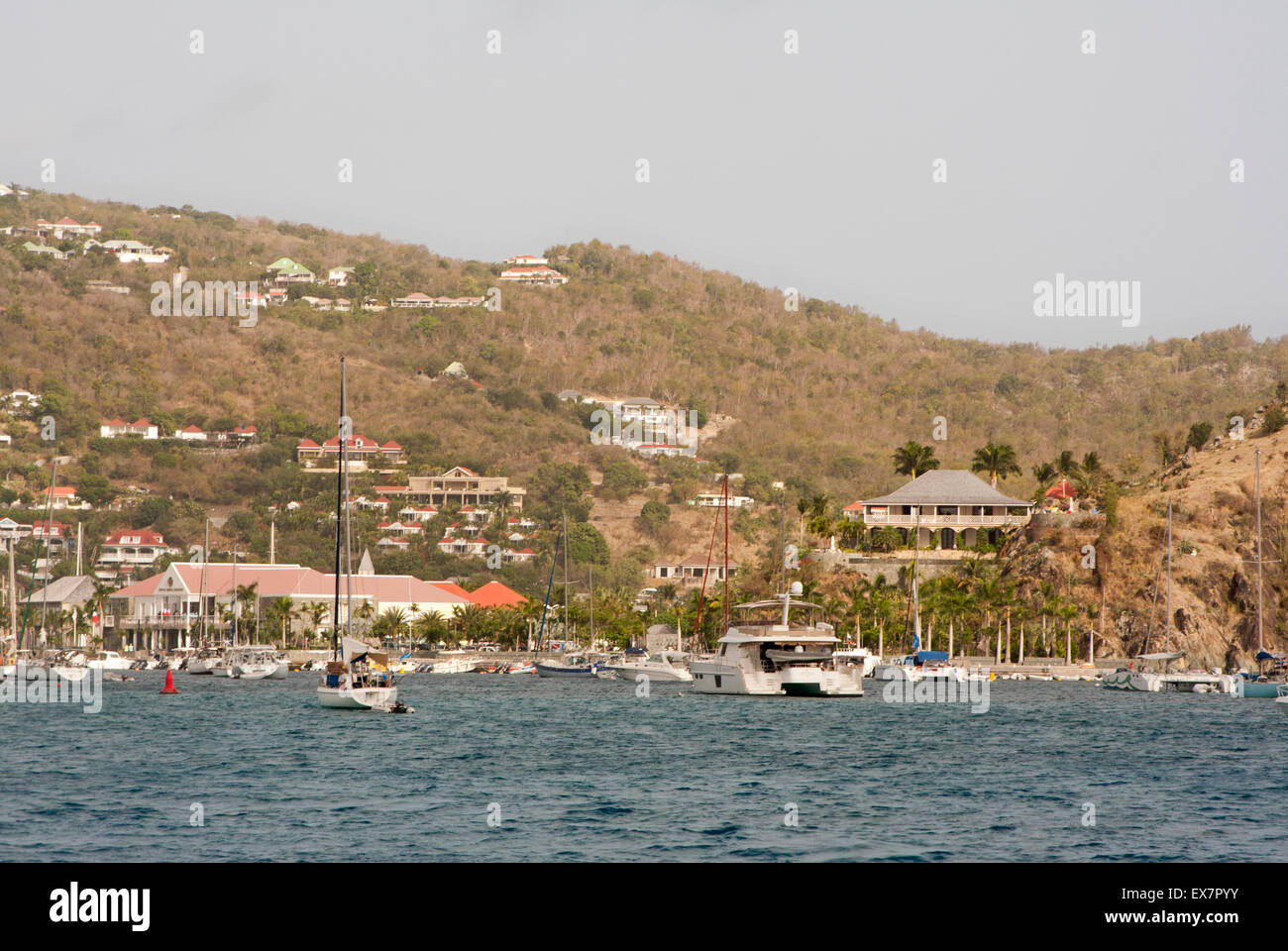 Vue de Gustavia, Saint-barth comme un bateau entre dans le port Banque D'Images