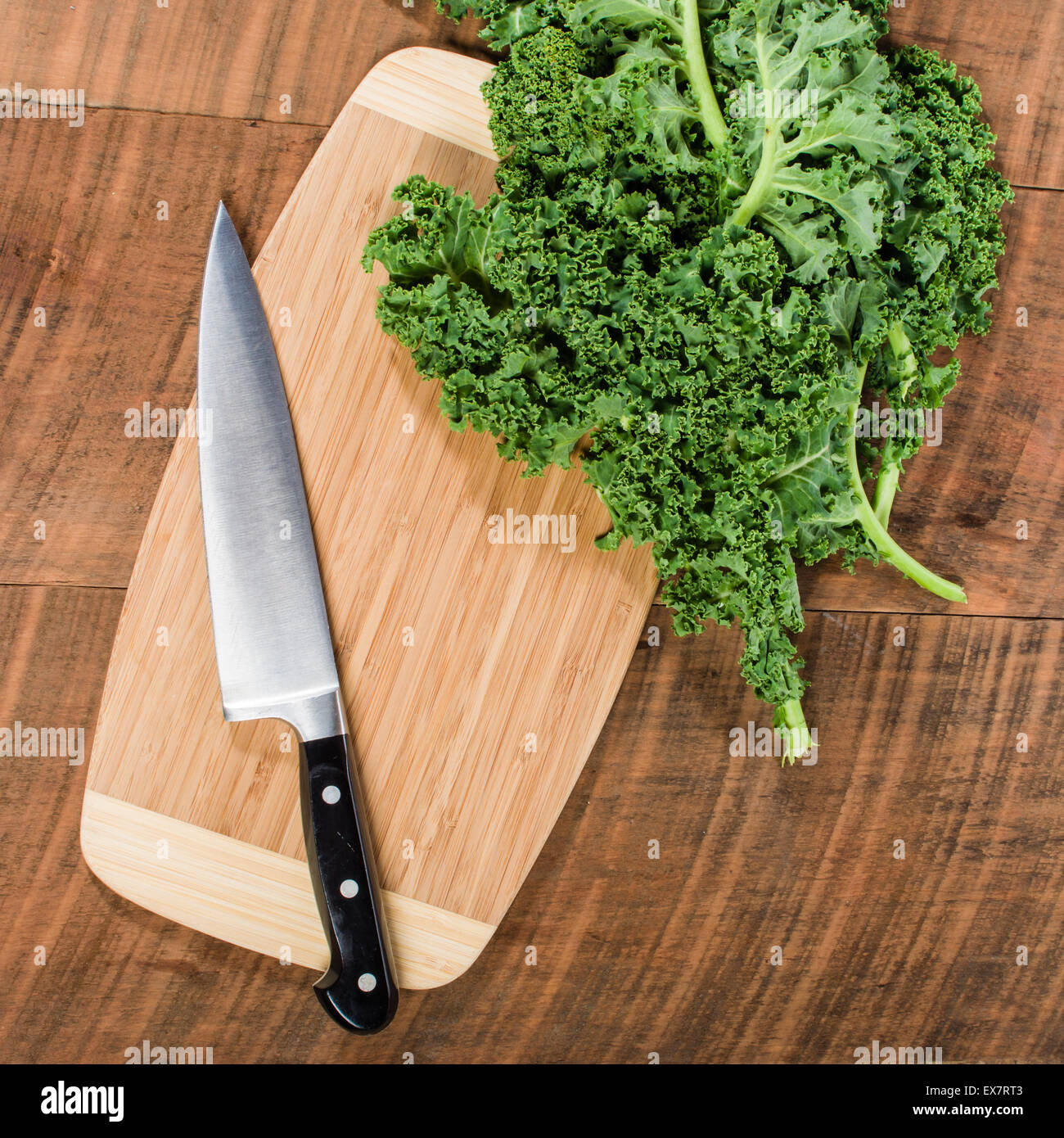 Chou frisé vert et couteau chef Banque D'Images