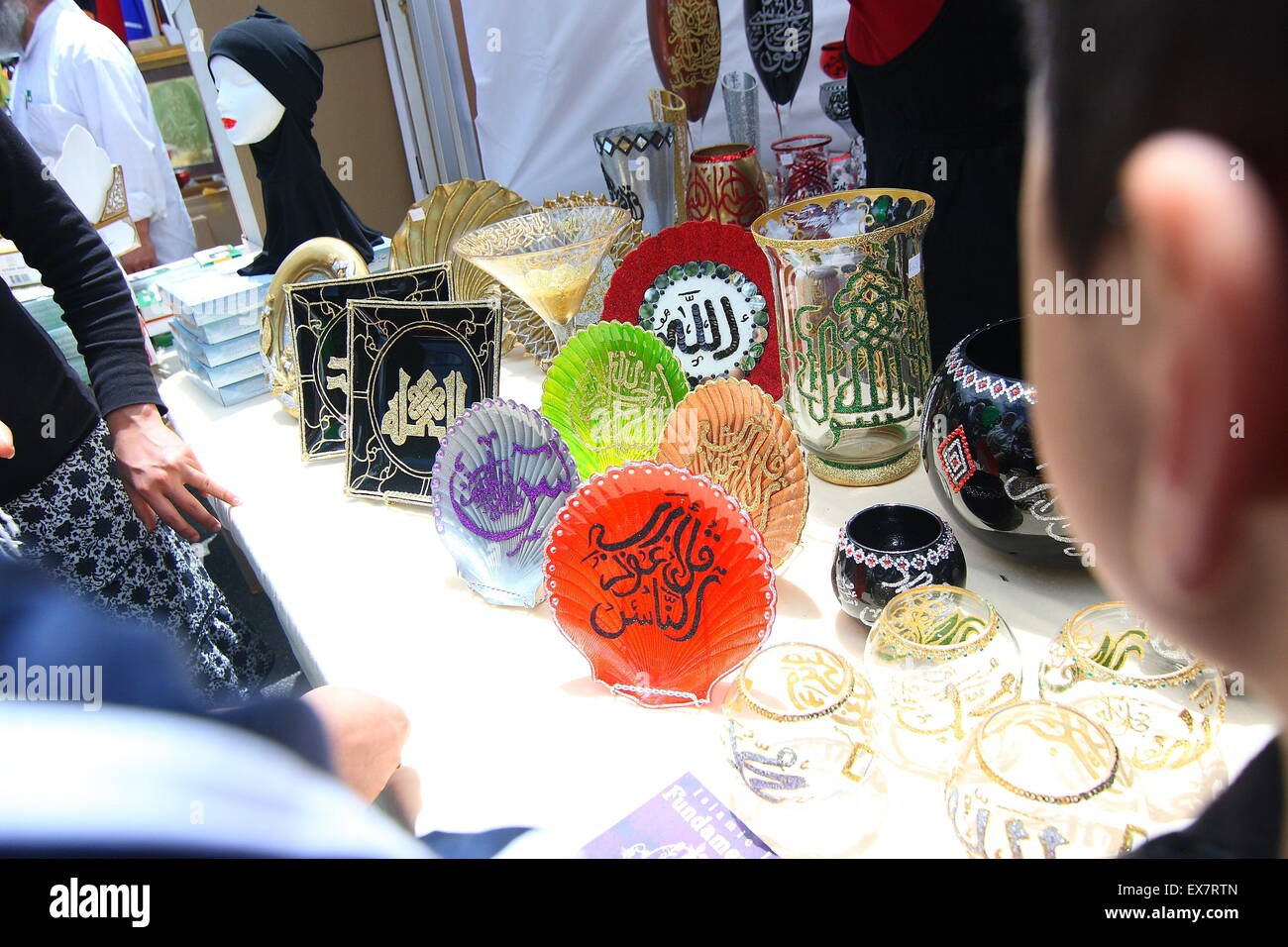 Échoppe de marché la vente de décorations et de vêtements islamiques au cours de l'Eid Festival à Melbourne, Australie Dandenong Banque D'Images