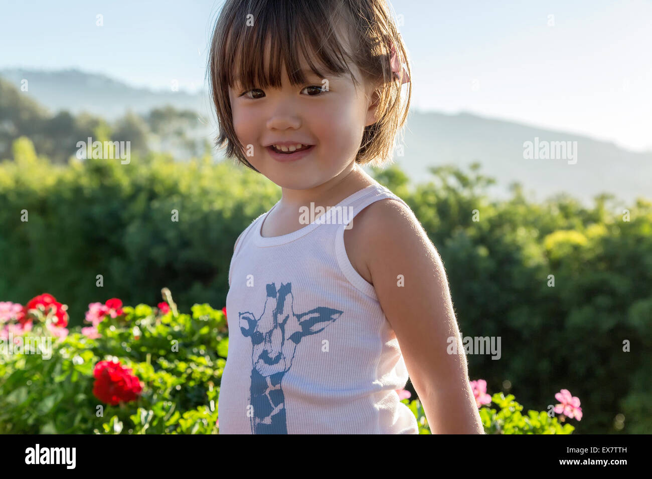 Trois ans, fille, vêtu d'un débardeur imprimé, La Jolla, Californie Banque D'Images
