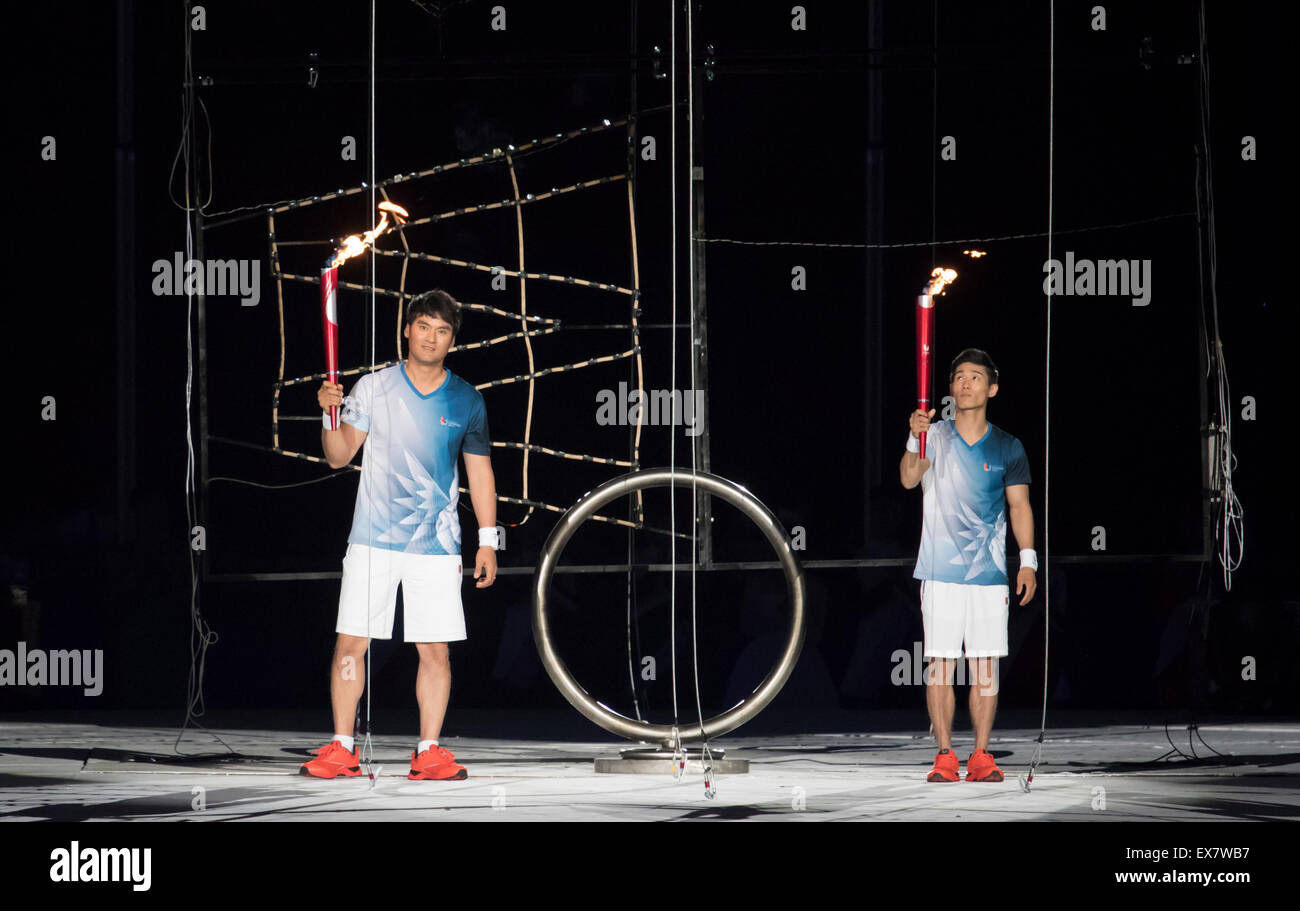 Park Chan-ho, Yang Hak-Seon, juil 03, 2015 : Ancien Park Chan-ho (L) et de la Corée du Sud est d'or olympique pour vault en gymnastique, Yang Hak-Seon, tenir le flambeau au cours de la cérémonie d'ouverture de la 28e Universiade d'été 2015 à Gwangju le stade principal de l'événement à Gwangju, au sud de Séoul, Corée du Sud. © Lee Jae-Won/AFLO/Alamy Live News Banque D'Images