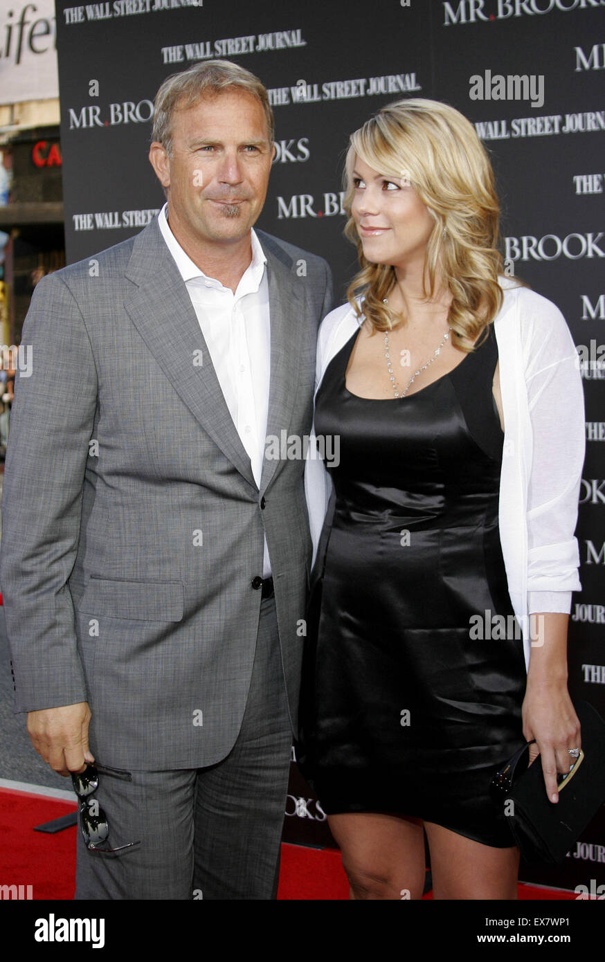 Christine Baumgartner et Kevin Costner au Los Angeles Premiere de 'Mr. Brooks'. Banque D'Images