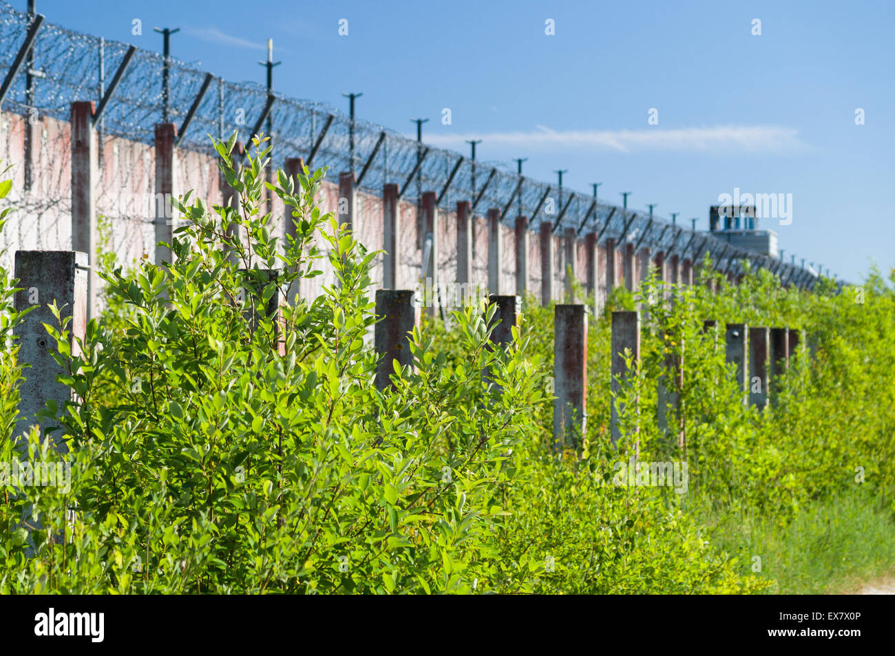 Arrière-plan flou du mur de la prison et forte sur le fil barbelé enroulé Banque D'Images