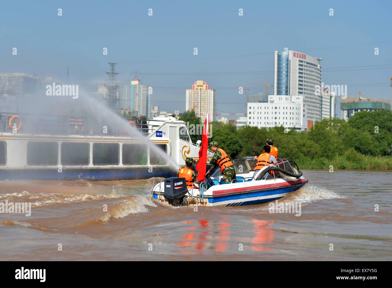 Lanzhou. 09 juillet 2015. Les participants à composer avec une urgence au cours de l'exercice d'incendie et d'urgence qui a eu lieu sur le Fleuve Jaune à Lanzhou, capitale de la province de Gansu, dans le nord-ouest de la Chine, le 9 juillet 2015, à se préparer pour la saison des inondations de l'été. Crédit : Chen Bin/Xinhua/Alamy Live News Banque D'Images