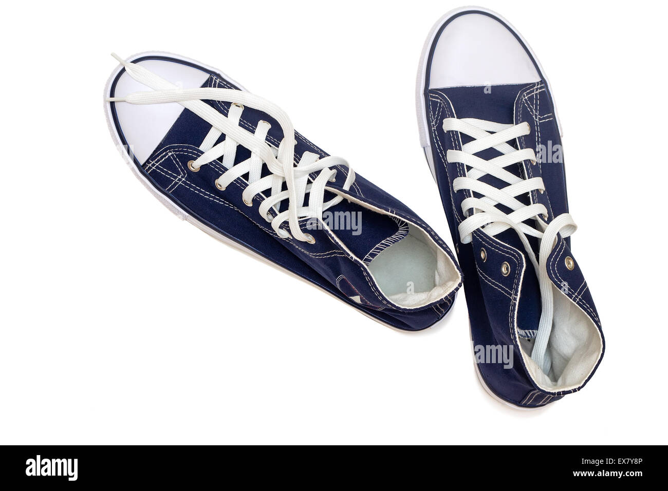 Pratique pour le sport mens sneakers en bleu foncé tissus épais. Présenté sur un fond blanc. Banque D'Images