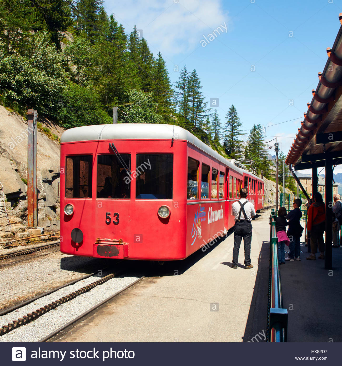 Le Train Du Montenvers Train électrique Rouge Arrivant Au