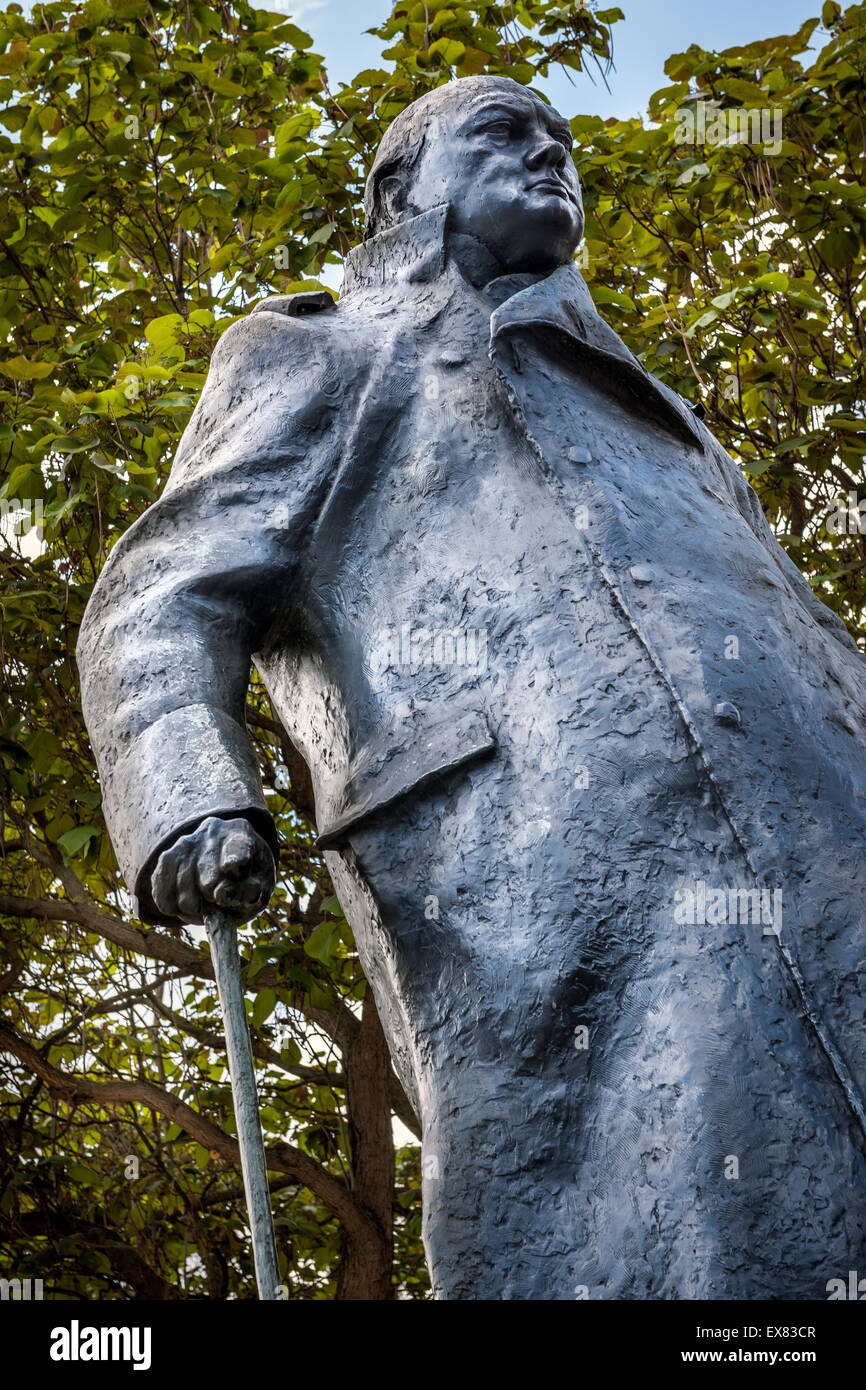 La statue de Churchill dans Parliament Square, Westminster, Londres. Banque D'Images