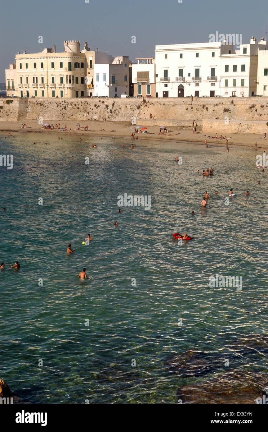 L'Italie, région des Pouilles, Gallipoli, la plage sous l'ancienne ville Banque D'Images