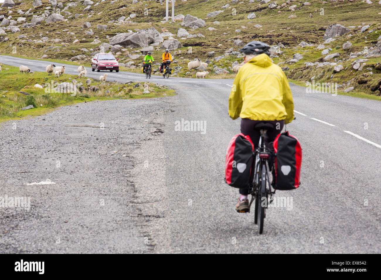 Les cyclistes cyclotourisme sur l'île de Harris, Hébrides extérieures, en Écosse, au Royaume-Uni. Banque D'Images
