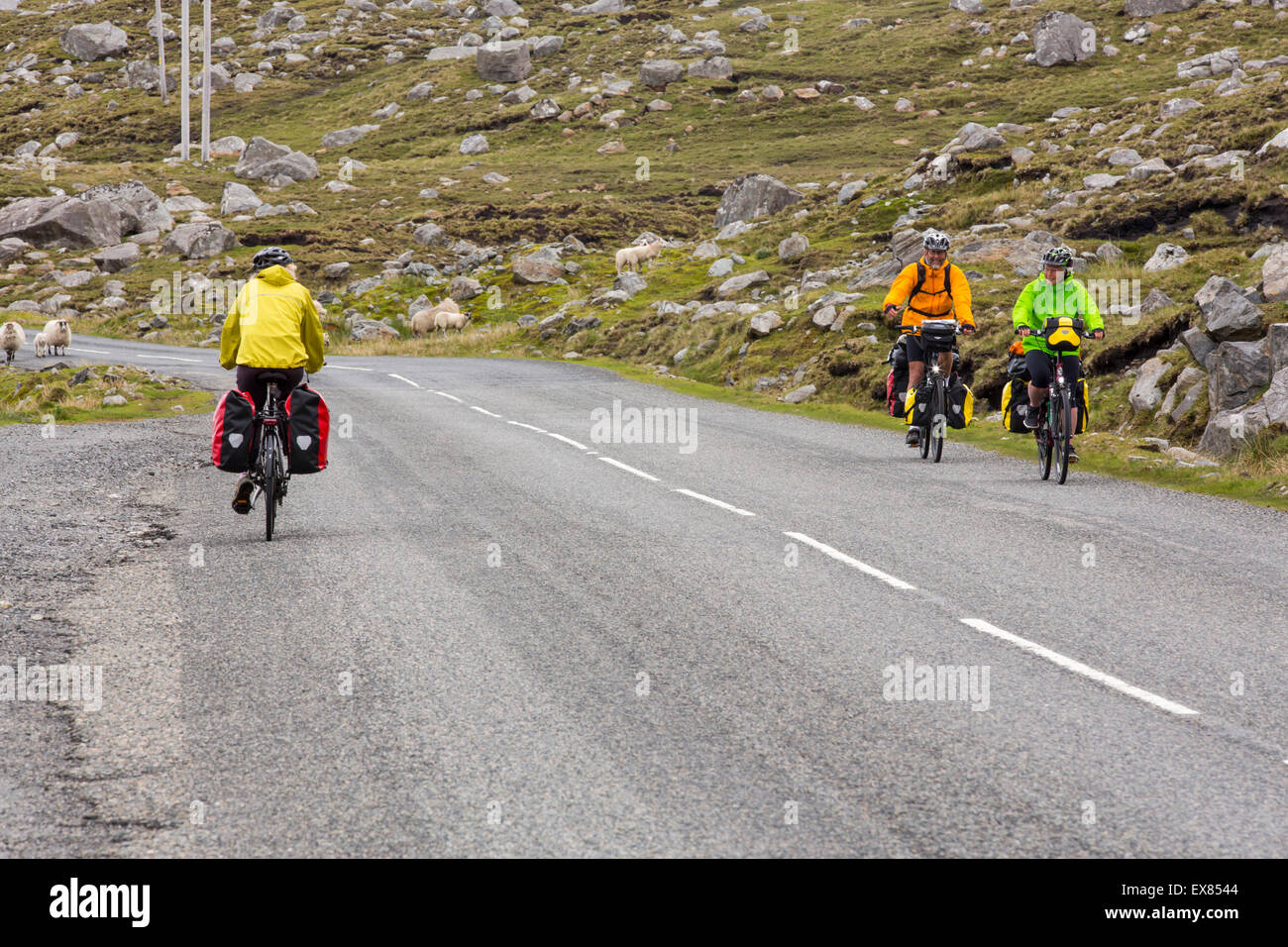 Les cyclistes cyclotourisme sur l'île de Harris, Hébrides extérieures, en Écosse, au Royaume-Uni. Banque D'Images