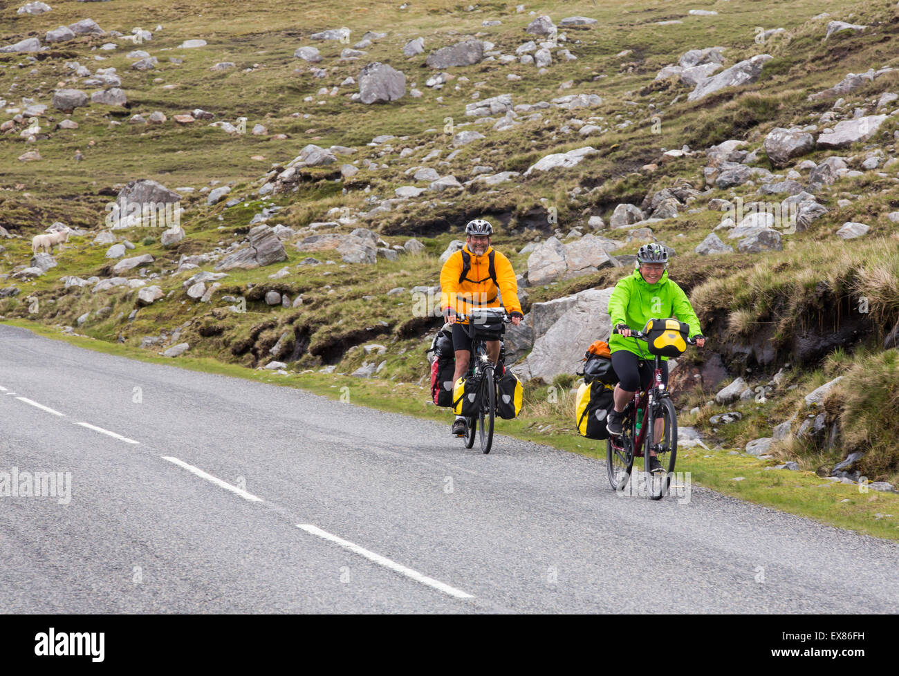 Un couple, cyclotourisme sur l'île de Harris, Hébrides extérieures, en Écosse, au Royaume-Uni. Banque D'Images