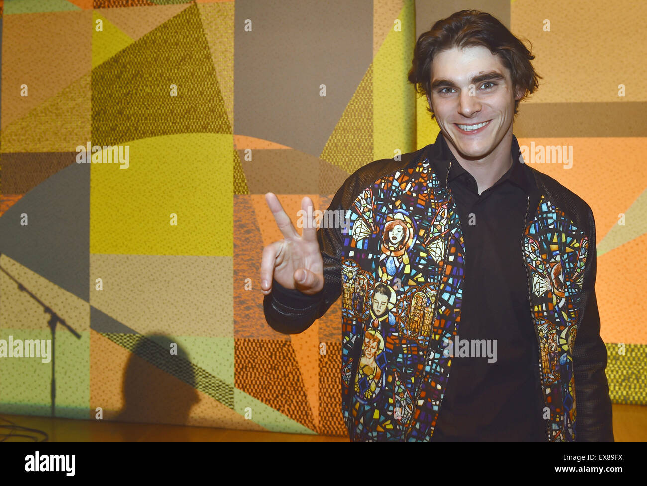 Berlin, Allemagne. 08 juillet, 2015. 'Breaking Bad' RJ Mitte acteur à la Kilian Kerner Fashion Show de Mercedes-Benz Fashion Week Spring/Summer 2016. Dpa : Crédit photo alliance/Alamy Live News Banque D'Images