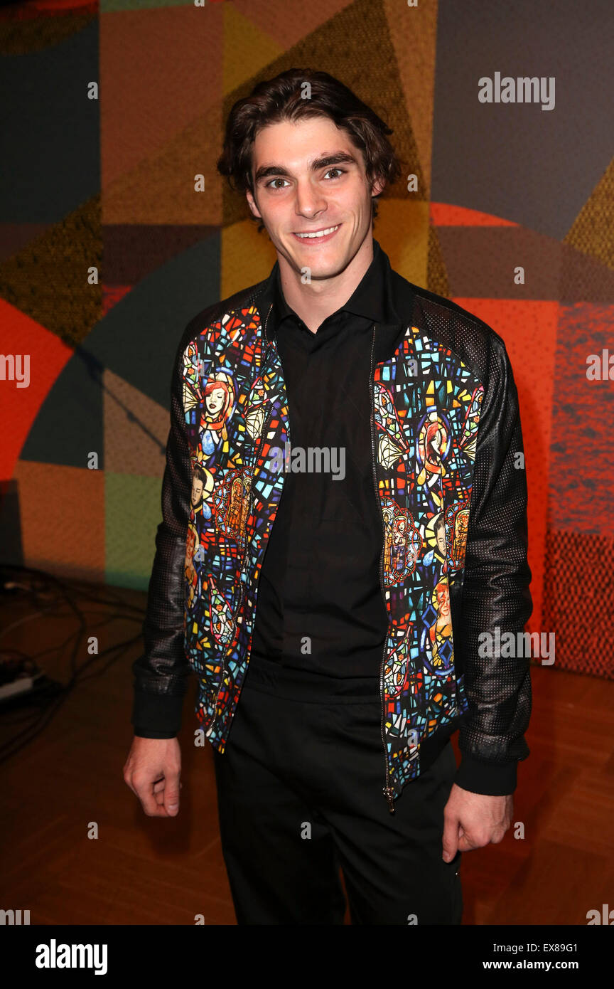 Berlin, Allemagne. 08 juillet, 2015. 'Breaking Bad' RJ Mitte acteur à la Kilian Kerner Fashion Show de Mercedes-Benz Fashion Week Spring/Summer 2016. Dpa : Crédit photo alliance/Alamy Live News Banque D'Images