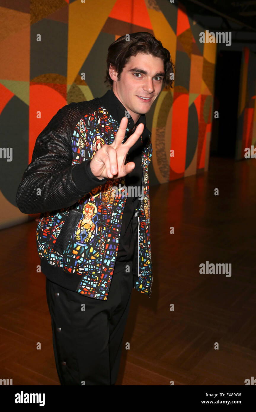 Berlin, Allemagne. 08 juillet, 2015. 'Breaking Bad' RJ Mitte acteur à la Kilian Kerner Fashion Show de Mercedes-Benz Fashion Week Spring/Summer 2016. Dpa : Crédit photo alliance/Alamy Live News Banque D'Images