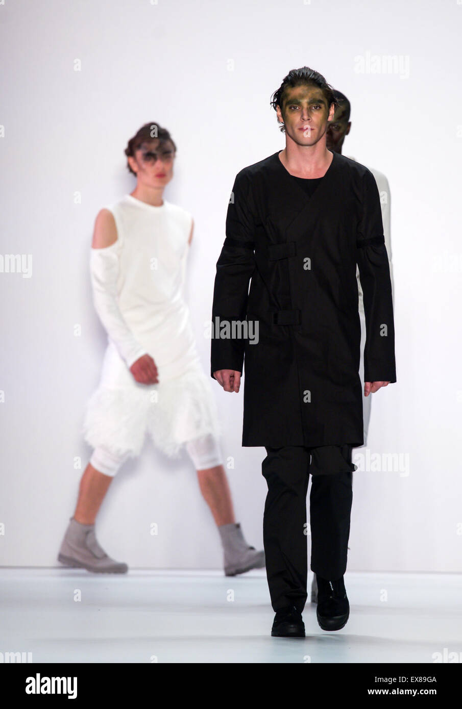 Berlin, Allemagne. 08 juillet, 2015. 'Breaking Bad' RJ Mitte acteur sur la piste de Berlin's fashion label 'Sopopular' à la Mercedes-Benz Fashion Week Spring/Summer 2016 à Berlin, le 7 juillet 2015. Dpa : Crédit photo alliance/Alamy Live News Banque D'Images