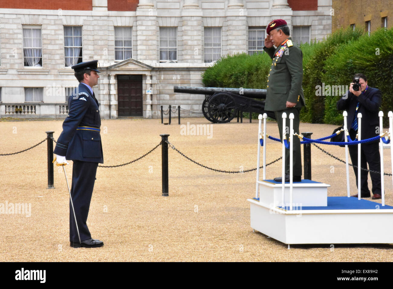 Londres, Royaume-Uni. 08 juillet, 2015. Le chef d'escadron Richard Evans de la couleur de la Reine, de l'Escadron Royal Air Force a présenté la garde d'honneur au chef des Forces de défense de la Malaisie, le général Tan Sri Dato' Sri Zulkifeli Mohd Zin au Horse Guards Parade, Londres, juillet 08, 2015 Credit : Rosli Othman/Alamy Live News Banque D'Images
