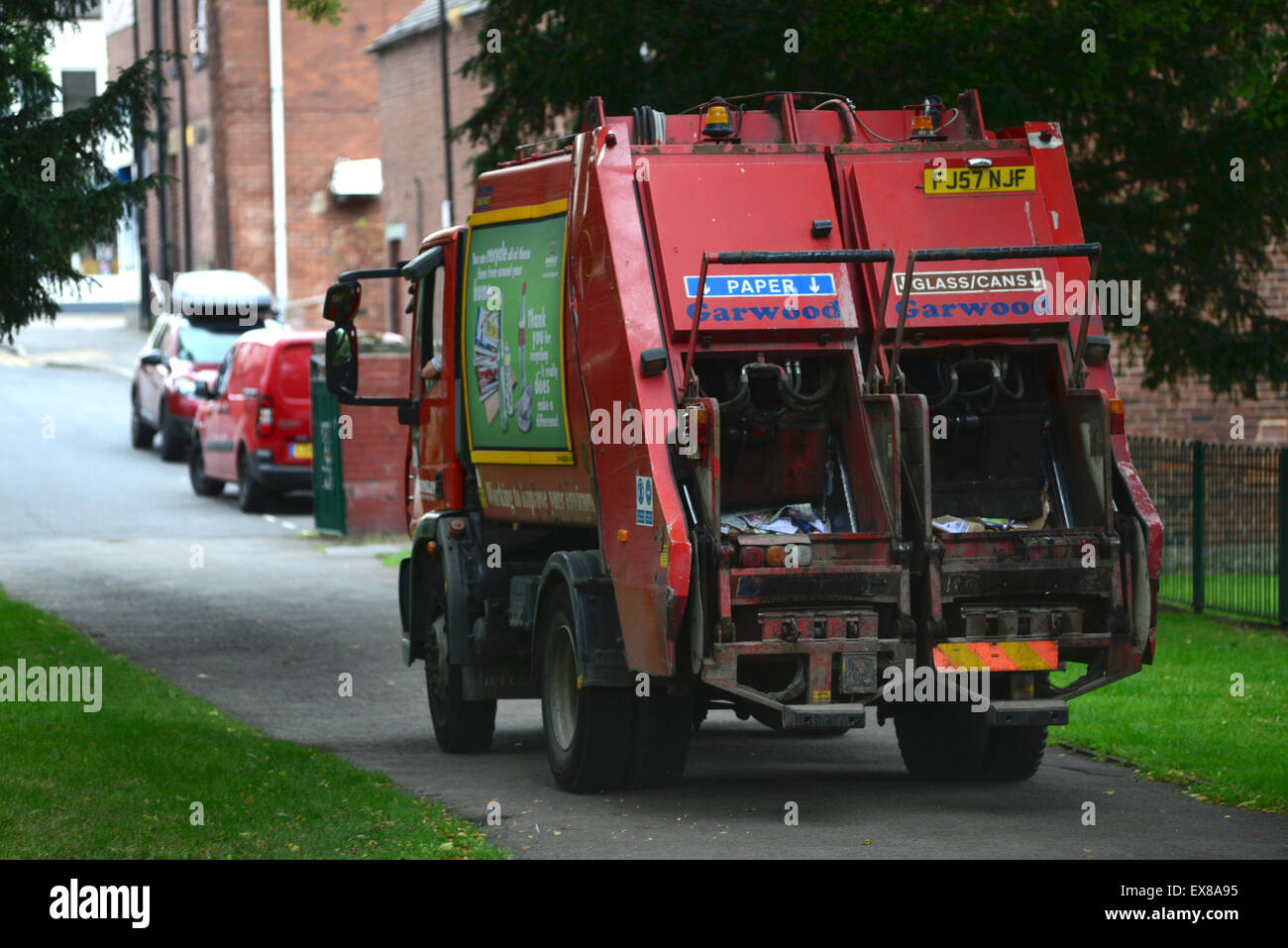 Un véhicule de recyclage la collecte de papier, verre et canettes. Photo : Scott Bairstow/Alamy Banque D'Images