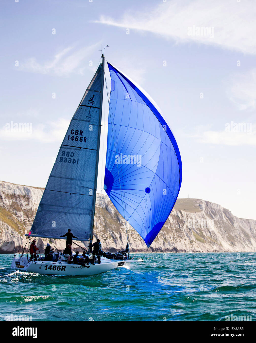 J/109 1466R Diamond Jem sous spi après avoir réussi les aiguilles pendant la course le Tour de l'Île 2015 Banque D'Images