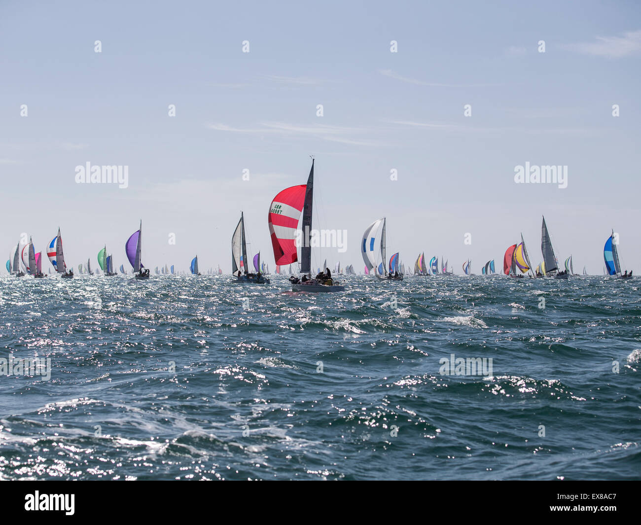 La tour de l'Île 2015 chefs de la flotte de course pour St Catherine's Point sous spinnaker au soleil Banque D'Images