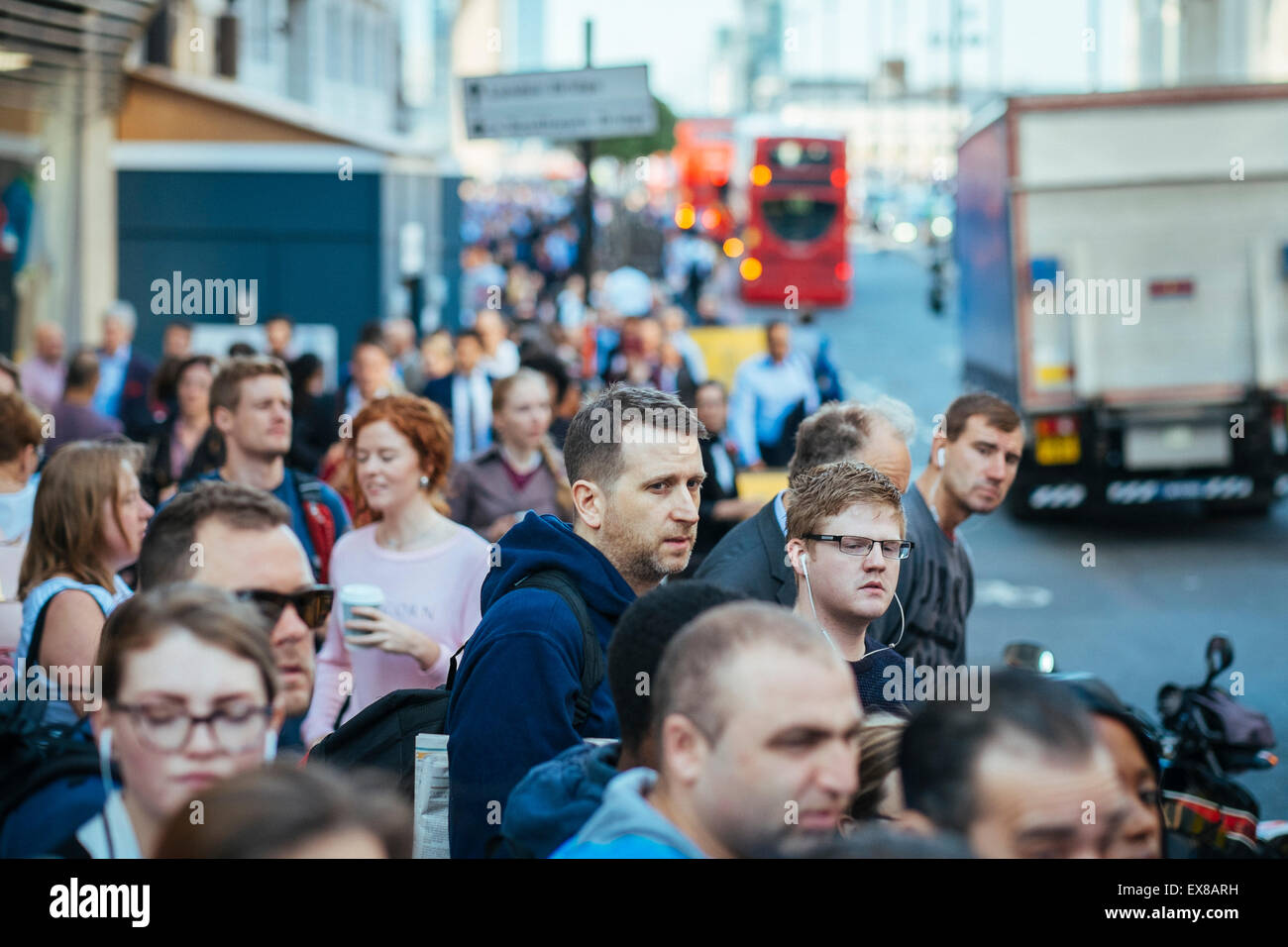 Londres, Royaume-Uni. 09 juillet, 2015. Les banlieusards attendre pour traverser la rue et marcher pour aller au travail le matin de la grève du tube de Londres. London Transport forgé 9e juillet 2015. Londres, Royaume-Uni. Credit : Matthew Aslett/Alamy Live News Banque D'Images