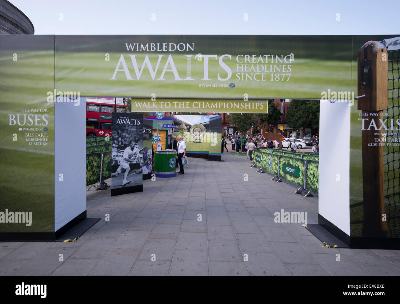 Wimbledon, Londres UK. 9e juillet 2015. Comme d'habitude à Wimbledon Station en dépit de la grève du tube. Les visiteurs du tennis de Wimbledon sont relativement peu affecté le SW des trains partent d'autres services du centre de Londres grâce à la gare de Wimbledon, également sur la ligne principale. Credit : Malcolm Park editorial/Alamy Live News Banque D'Images