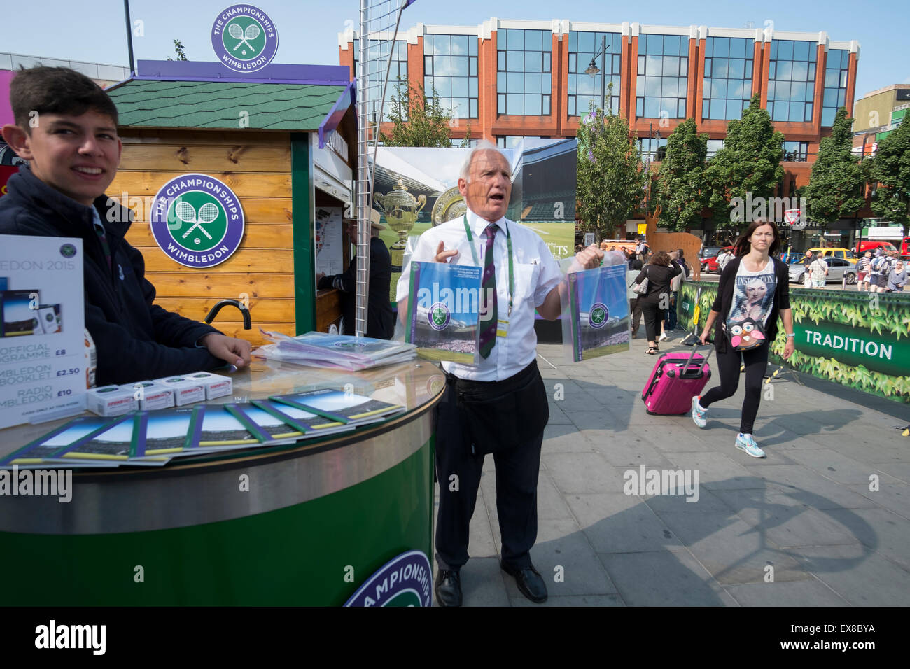 Wimbledon, Londres UK. 9e juillet 2015. Comme d'habitude la vente de programmes de tennis à Wimbledon en dépit de la grève tube station Wimbledon, terminus Gare de la District Line, fermé pour le différend. Les visiteurs du tennis de Wimbledon sont relativement peu affecté le SW des trains partent d'autres services du centre de Londres grâce à la gare de Wimbledon, également sur la ligne principale. Credit : Malcolm Park editorial/Alamy Live News Banque D'Images