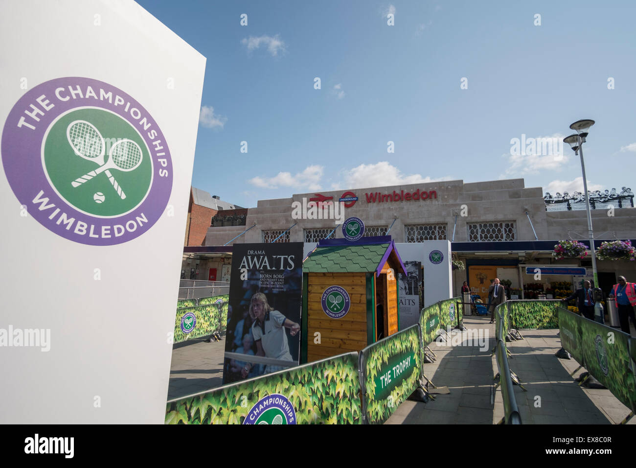 Wimbledon, Londres UK. 9e juillet 2015. Grève Tube station Wimbledon, terminus Gare de la District Line, fermé pour le différend. Les visiteurs du tennis de Wimbledon relativement peu affecté le SW des trains partent d'autres services du centre de Londres grâce à la gare de Wimbledon qui se trouve également sur la ligne principale. Credit : Malcolm Park editorial/Alamy Live News Banque D'Images