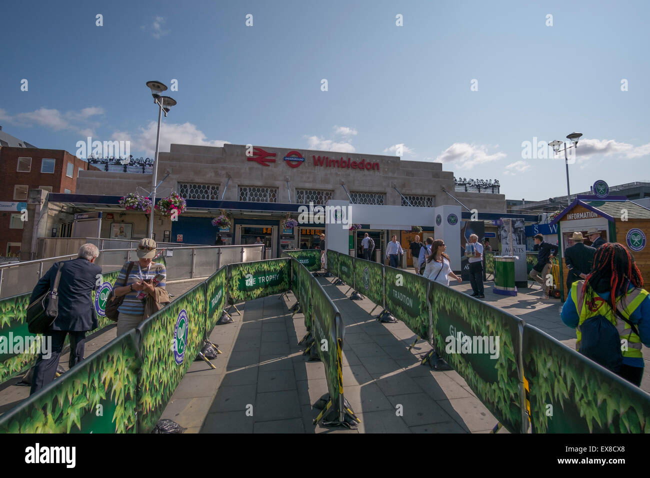 Wimbledon, Londres UK. 9e juillet 2015. Grève Tube station Wimbledon, terminus Gare de la District Line, fermé pour le différend. Les visiteurs du tennis de Wimbledon relativement peu affecté le SW des trains partent d'autres services du centre de Londres grâce à la gare de Wimbledon qui se trouve également sur la ligne principale. Credit : Malcolm Park editorial/Alamy Live News Banque D'Images