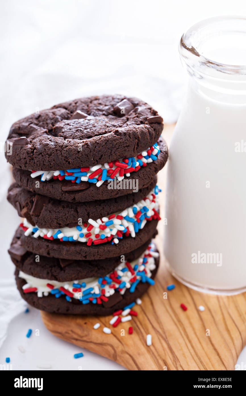 Sandwich cookies au chocolat avec du lait crémeux et Banque D'Images