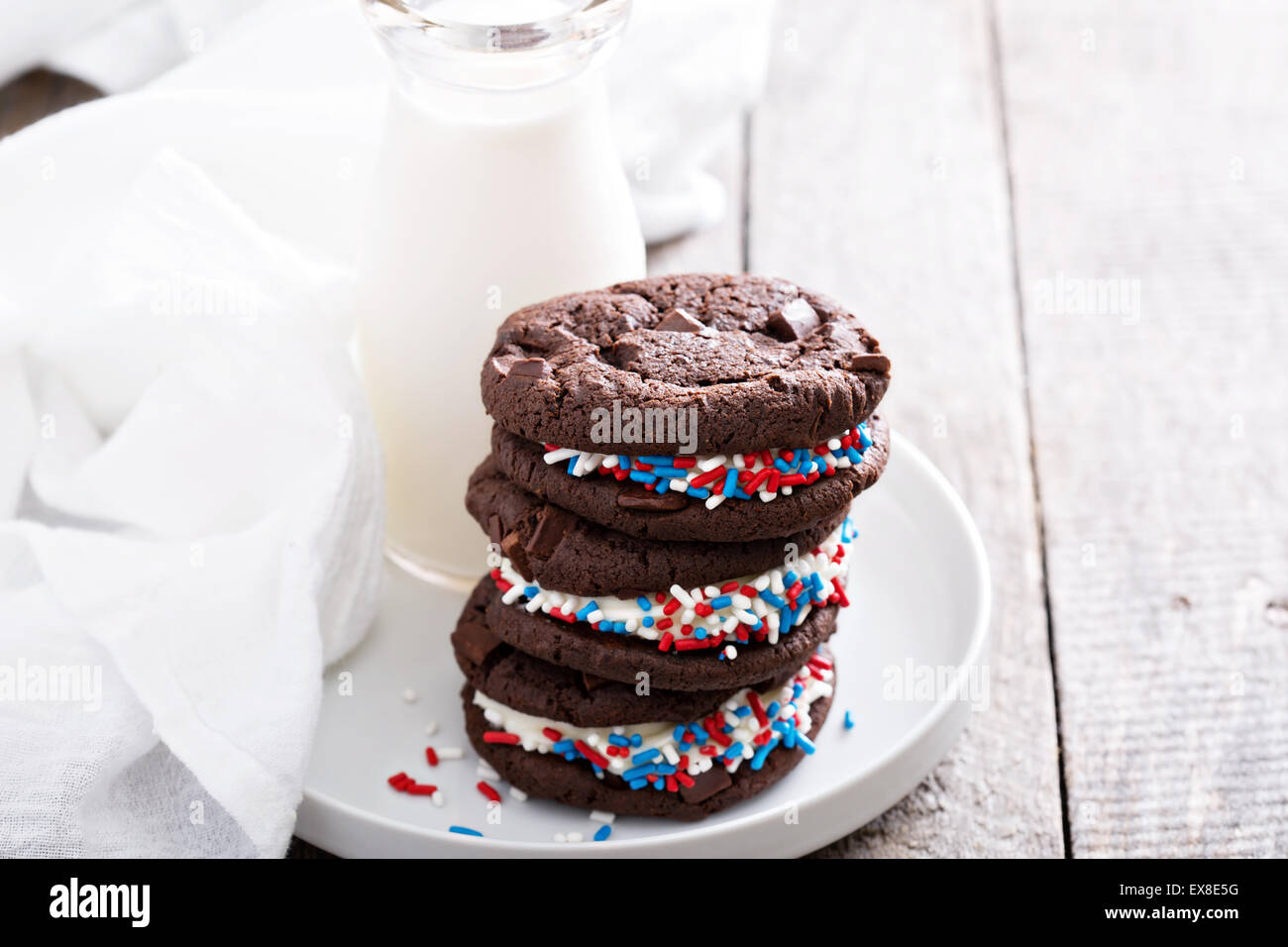 Sandwich cookies au chocolat avec du lait crémeux et Banque D'Images
