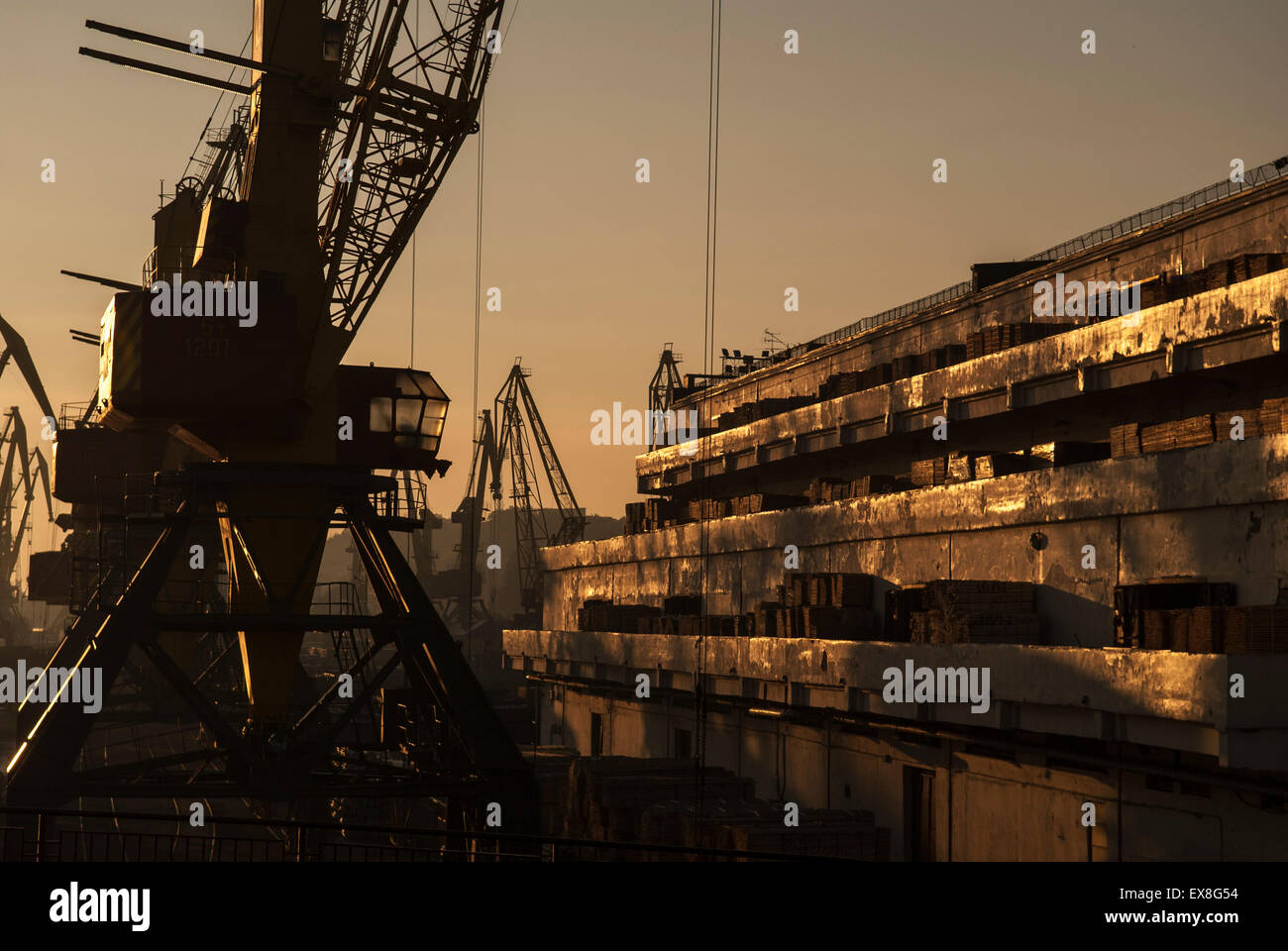 Silhouette de grues et entrepôts dans le port d'Odessa, Ukraine Banque D'Images