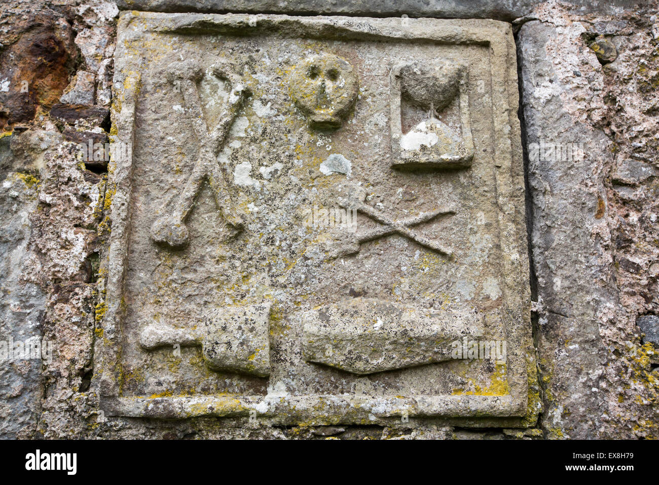 Pierres tombales anciennes à St Clements Church in Rodel, Isle of Harris, îles Hébrides, Ecosse, Royaume-Uni, et l'ancienne église du 15ème siècle construit pour les chefs du Clan Macleods Banque D'Images